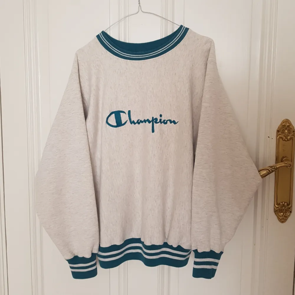 Mysig vintage sweater / tröja från Champion i mycket fint skick. Ballongaktiga ärmar med muddar, står att det är en L på lappen men skulle snarare säga M eller en lite oversize S.. Tröjor & Koftor.