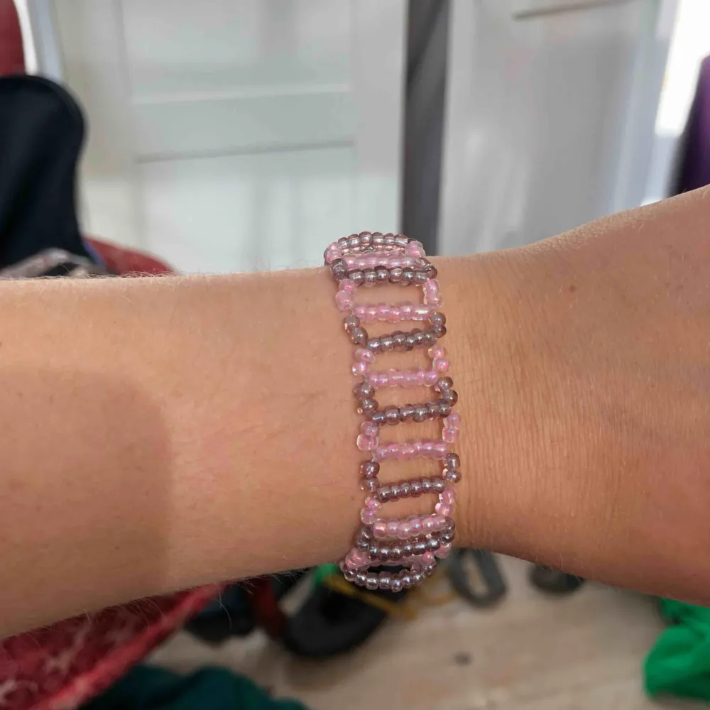 ROCAILLE REPSTEG ARMBAND 1 för 99kr, 2 för 159kr Finns i flera färger, du väljer vilka själv Funkar även som fotarmband🦋🦋🦋 checka instagram sidan @vellakul. Accessoarer.