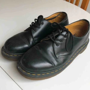  - Superfina låga svarta dr.martens som är använda men ändå välbevarade. Är lite slitna på ovansidan, därav det billiga priset. Ingår även ett par gula drmartens-skosnören som är oanvända. Nypris 1600kr. Kan mötas upp och lämna i Stockholm eller Uppsala🖤