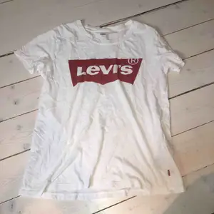 Klassisk vit Levis t-shirt med rött tryck. Storlek XS men passar snarare S, använt skick men inget fel på den alls. Nypris ca 500 kr