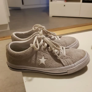  - Helt nya gråa converse storlek 37