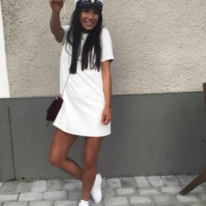  - Vit t-shirtklänning från Nelly. Använd en gång