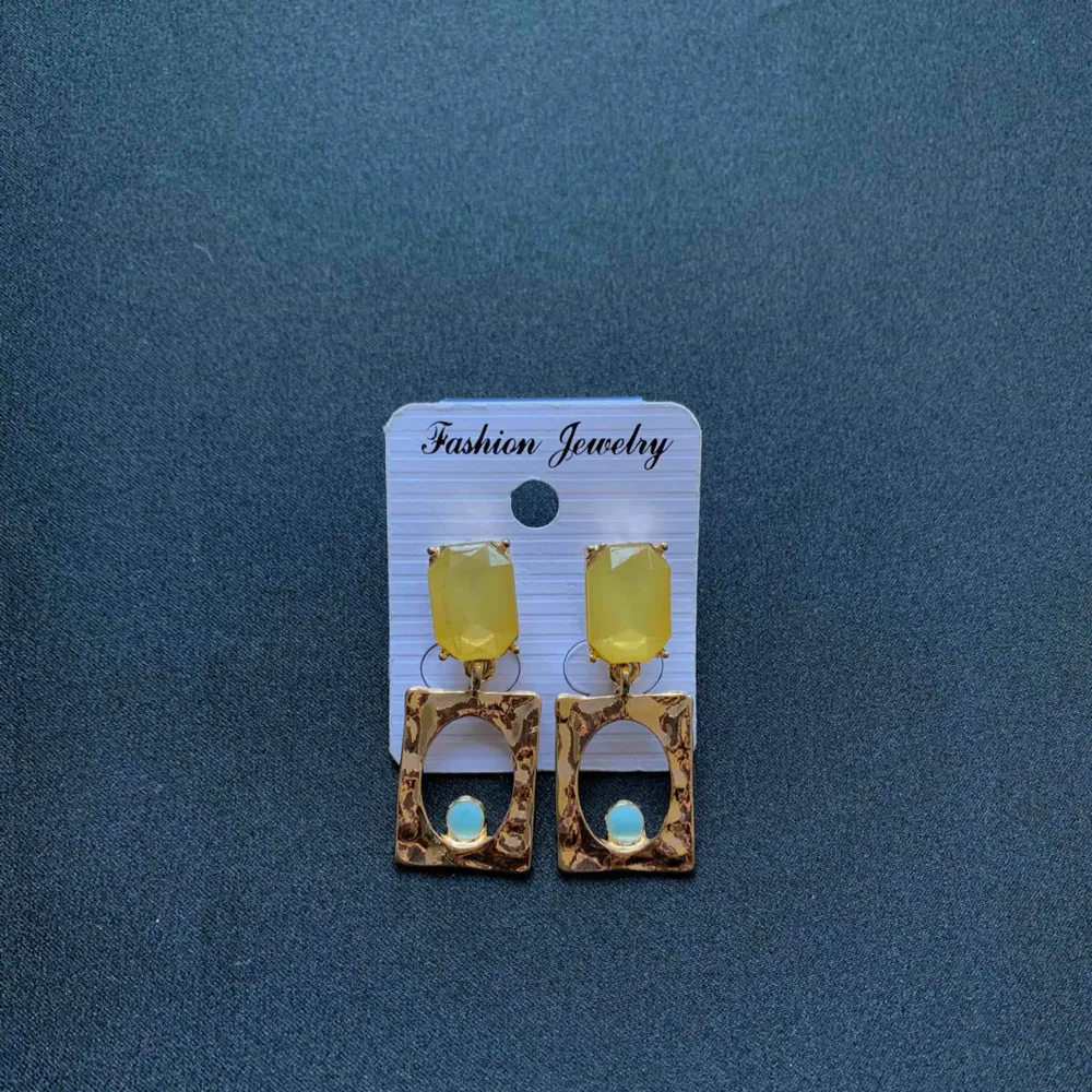 Guldfärgat örhängen med gul ”diamant” (oanvänd)  Frakt + 9 Kr . Accessoarer.