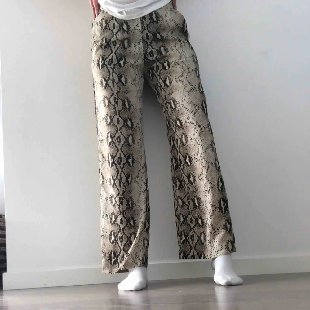 Bekväma snake-byxor från Vila med fickor. Storlek 36. Jeans & Byxor.