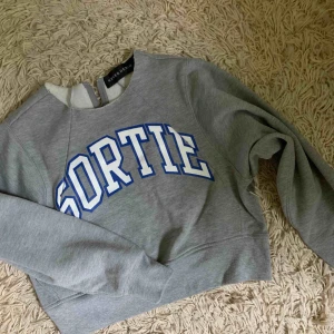  - Superfin collegetröja från bikbok! Sparsamt använd.