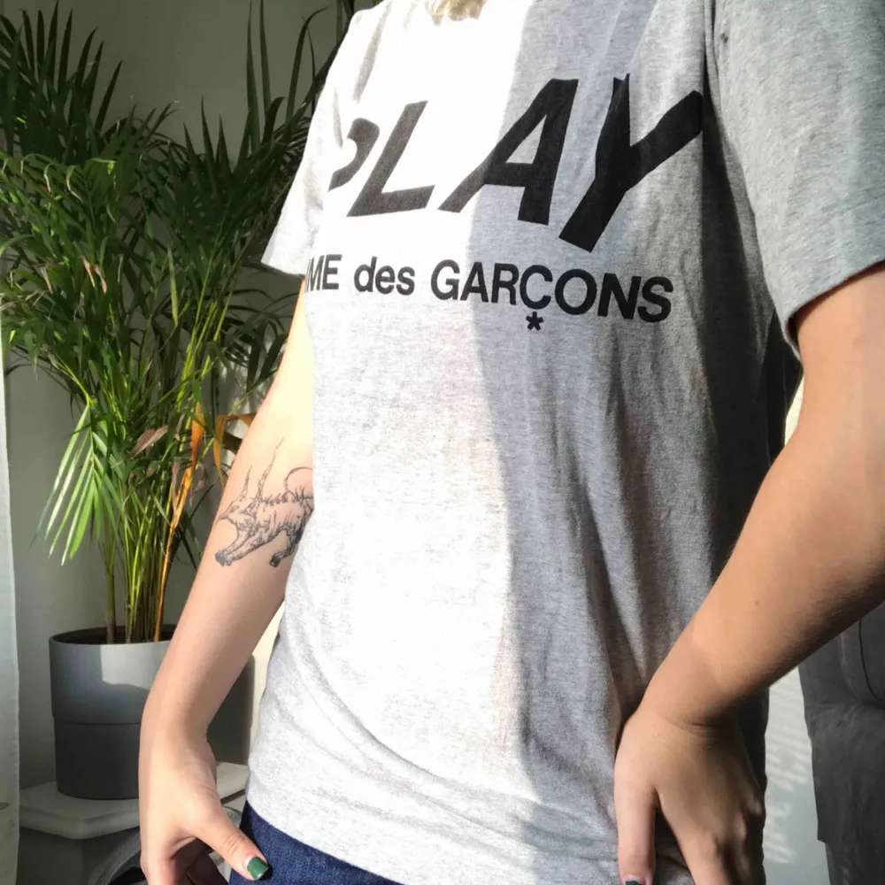 Comme Des Garcons tröja  Köpt på Nitty Gritty i sthlm Använd ca 2 gånger  🦋fraktas eller möts upp i Sthlm🦋  Storlek L men passar 36-38. T-shirts.