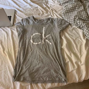  - En jättefin ck tshirt som endast är använd ett fåtal gånger. 150 kr +. 42 kr frakt