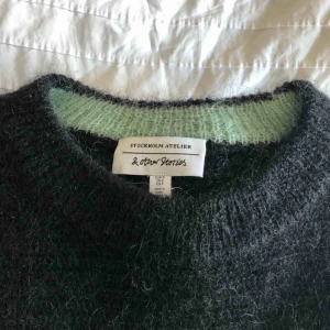  - En perfekt hösttröja. Den är knappt använd och jättebra kvalité. Säljer pågrund av att jag har för många likadana. Köpt för ca 790kr. Skriv till mig om du har några frågor eller vill ha flera bilder. 