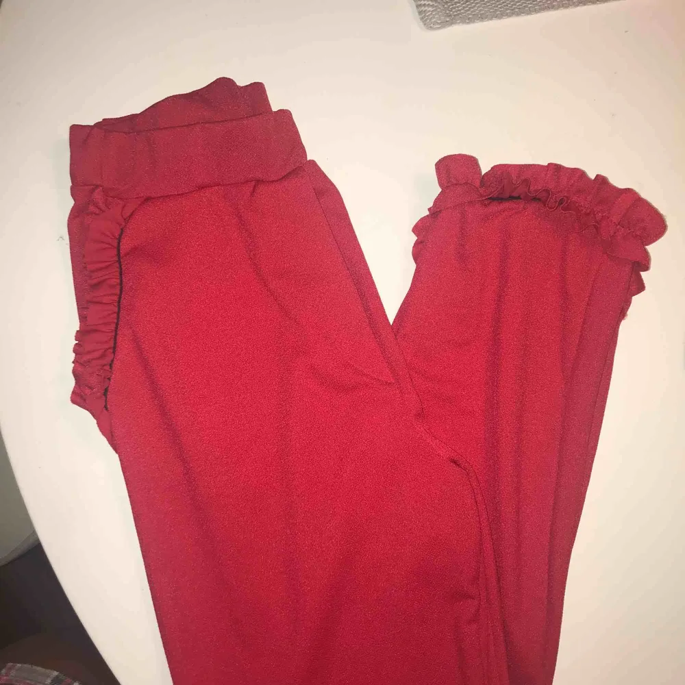 Aldrig använda jätte fina byxor ifrån Gina. Röd volang vid fickor och nere vid anklarna.. Jeans & Byxor.