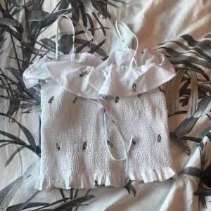  - Gullig topp, aldrig använd Finns knappar vid ryggen (alla är kvar)  :)