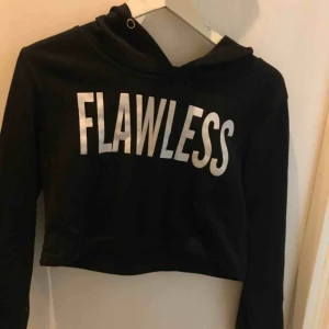  - Svart kort huvtröja nästan aldrig använd 💕