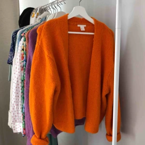  - Oversize kofta i finaste färgen. Perfekt för sensommakvällar!