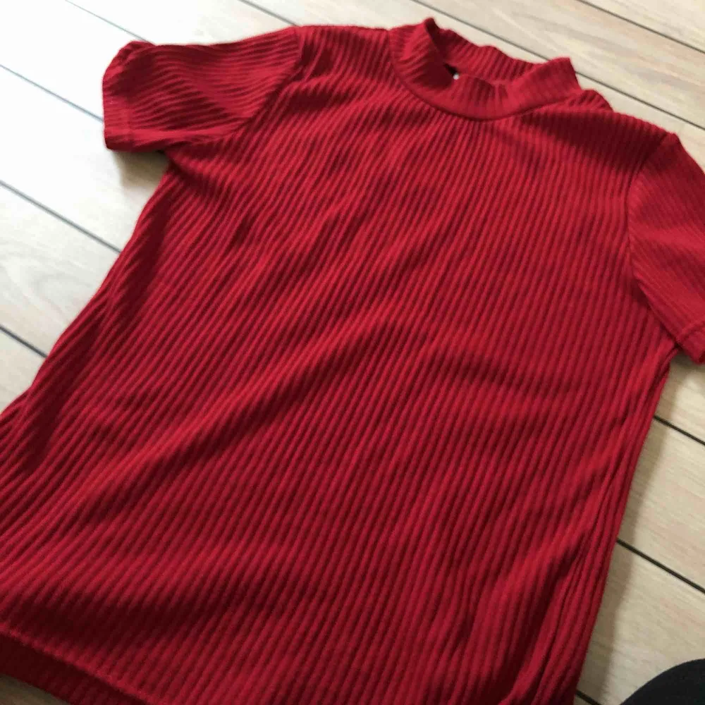 Röd mjuk lite tjockare t-shirt som passar med det mesta! I nyskick. T-shirts.