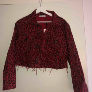  - Superfin jacka från NAKD som tyvärr inte kommit till användning, prislappen är fortfarande kvar så den är alltså bara provad ❤️ Frakt ingår i priset!  Pris går att diskuteras vid snabb affär 