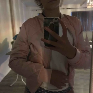  - En jacka från Gina tricot som är i bra skick💕kan mötas upp i falun📲betalning tar jag helst vis swish