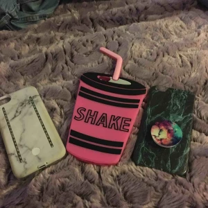  - Tre skal för 20kr💕ett skal behöver man samsung laddare så att den kan lysa från båda sidorna😃och den andra har en pop socket på😄kan mötas i falu. Och betalning sker helst via swish📲