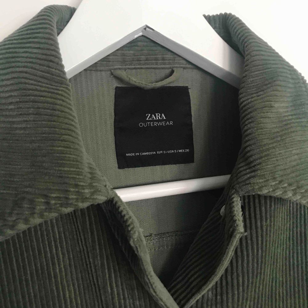 Säljer min gröna manchester jacka från Zara, strl S! Jackan är oversize så passar även M/L beroende på hur man vill att jackan ska sitta:) nypris: 400kr och använd max 5 ggr, så den är precis som ny! . Jackor.