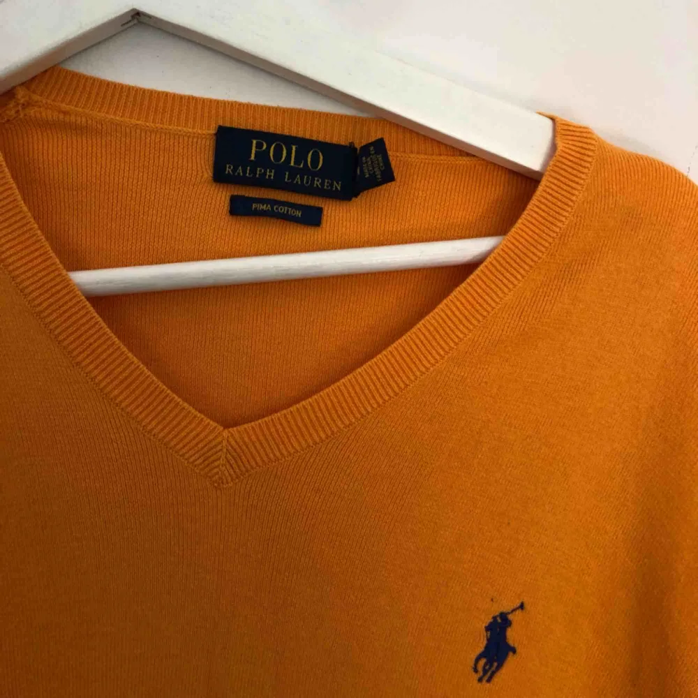 Orange Pullover/ tröja från Ralph Lauren i storlek M, sparsamt använd. Sitter fint på med v ringning i fram. Kan hämtas upp i Stockholm annars betalar köparen för frakt (79kr) 😊. Hoodies.