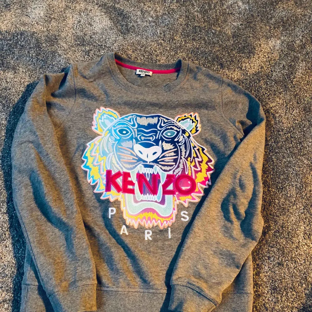 ✨ Äkta (kvitto finns) kenzo tröja använd 1 gång i strl S, frakt kostar 63kr spårbart ✨ passa på bra priis🤩. Hoodies.