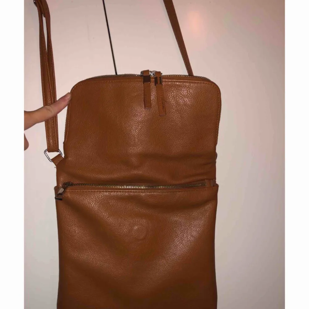 Jättefin brun handväska ifrån Lindex. Bra förvarning och i jättefint skick. . Väskor.