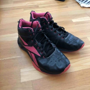  - Svart/rosa basketskor i märket Reebok. Bra skick, mjuk sula 