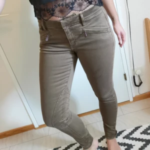  - Polo Ralph Lauren jeans "whitlyn jod" med häftiga detaljer. Endast använda ett fåtal gånger så i nyskick förutom 2 knappt synbara fläckar på ena låret. "Close up" bild kan efterfrågas. Köparen står för frakten eller så möts vi upp i Göteborg/Mölndal. Kan betalas med swish eller så aktiverar jag safepay om det föredras. 