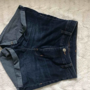  - Slim fit shorts från H&M, väldigt stretchiga och sköna. Skulle passa XXS & XS.  Kika gärna in i min profil, har massvis av annonser ute!