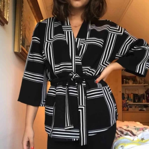  - Svart mönstrad kimono från bikbok, aldrig använd trots skitsnygg! (pga i min smak för stor) Storlek m/l Går att bära öppen utan skärpet 