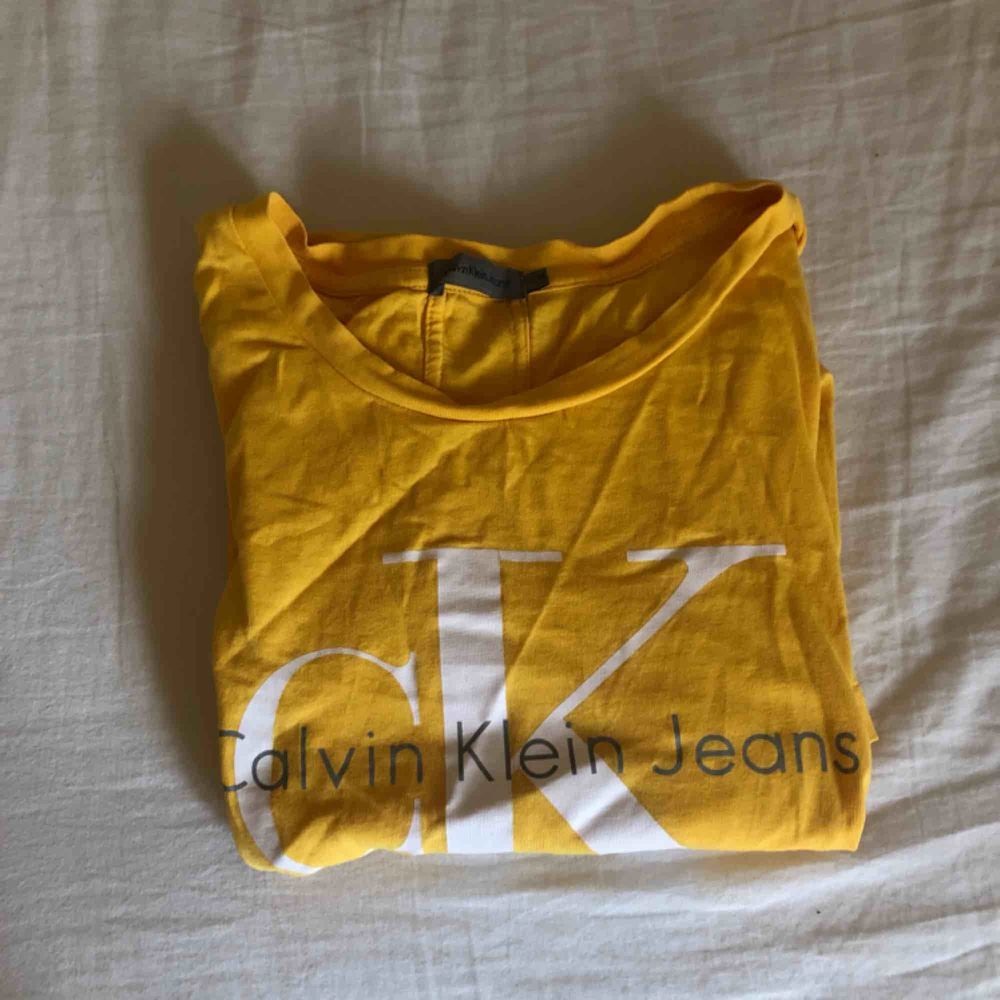 En jättefin äkta gul Calvin Klein-tröja använd max 5 gånger nypris:500kr! Passar mig som vanligtvis är en S🥰 Har 3 stycken 1 mm hål som knappt syns. Som jag inte orkade reklamera därav priset🥰. T-shirts.