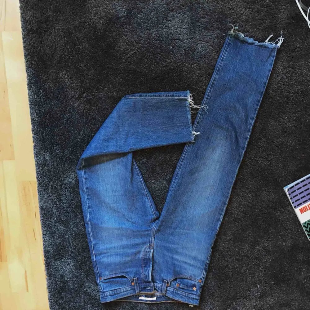 Coola å snygga 501-jeans från Levis som jag köpte i januari i Levis-butiken för omkring 1000 kr💓 modellen ska vara avklippt där nere!! Fint skick utom en missfärgning på ena benet. BUDA!!!!! Startbud: 300kr. Jeans & Byxor.