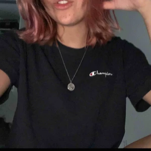  - Mörkblå campion T-shirt använd ett fåtal gånger mycket bra skick.