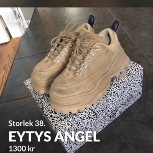 - Ett par jätte snygga eytys angel skor i mocka, säljs pga jag behöver pengar 