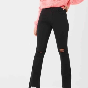  - Oanvända bootcut jeans med slitna knän ifrån Ginatricot med prislapp kvar! Strl M men små storlekar då jag vanligt är S, frakten står för köparen och ligger på 47kr!!