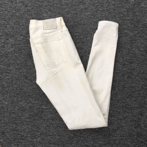  - Sparsamt använda vita levis jeans i modellen 710 super skinny. Storlek W26. Frakt tillkommer på 63kr🌸