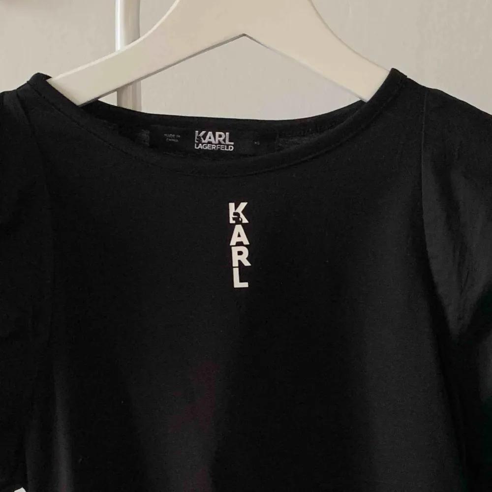 Topp från Karl Lagerfeld i stl XS i nyskick. Använd 1 gång och nypris 1195kr 💕 Kan mötas upp eller så betalar köparen frakt ☀️ . Skjortor.