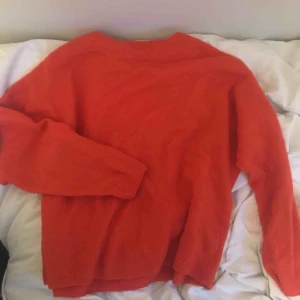  - Orange, jättemjuk skön tröja från HM. Storlek S men stor i storleken så passar även M