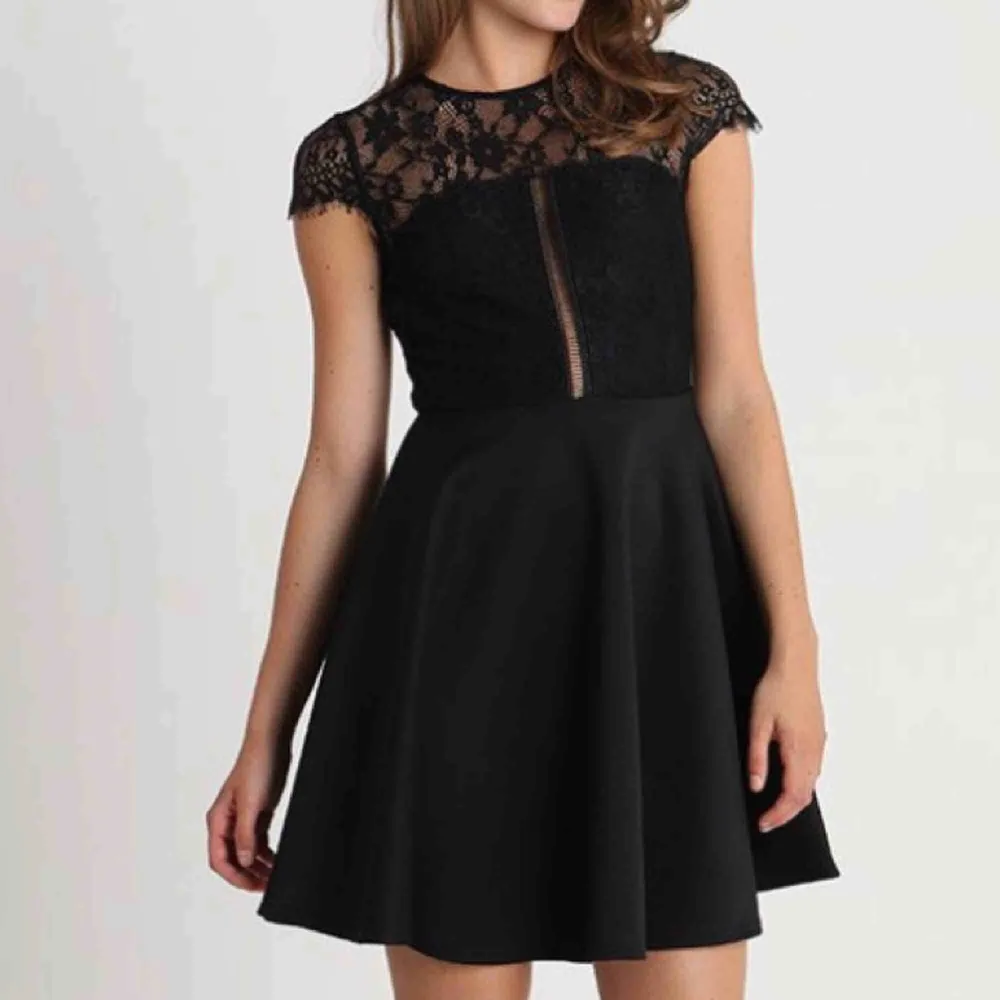 Jättefin svart klänning med spets. Använd endast en gång så är i väldigt bra skick! Köparen står för frakten💗. Klänningar.