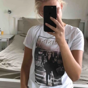  - En snygg t-shirt ifrån h&m med tryck på, frakt tillkommer😊