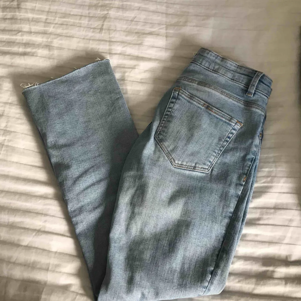  jeans från Zara. Tajta upptill men har en liten bootcut nertill som slutar vid ankeln. Jeans & Byxor.