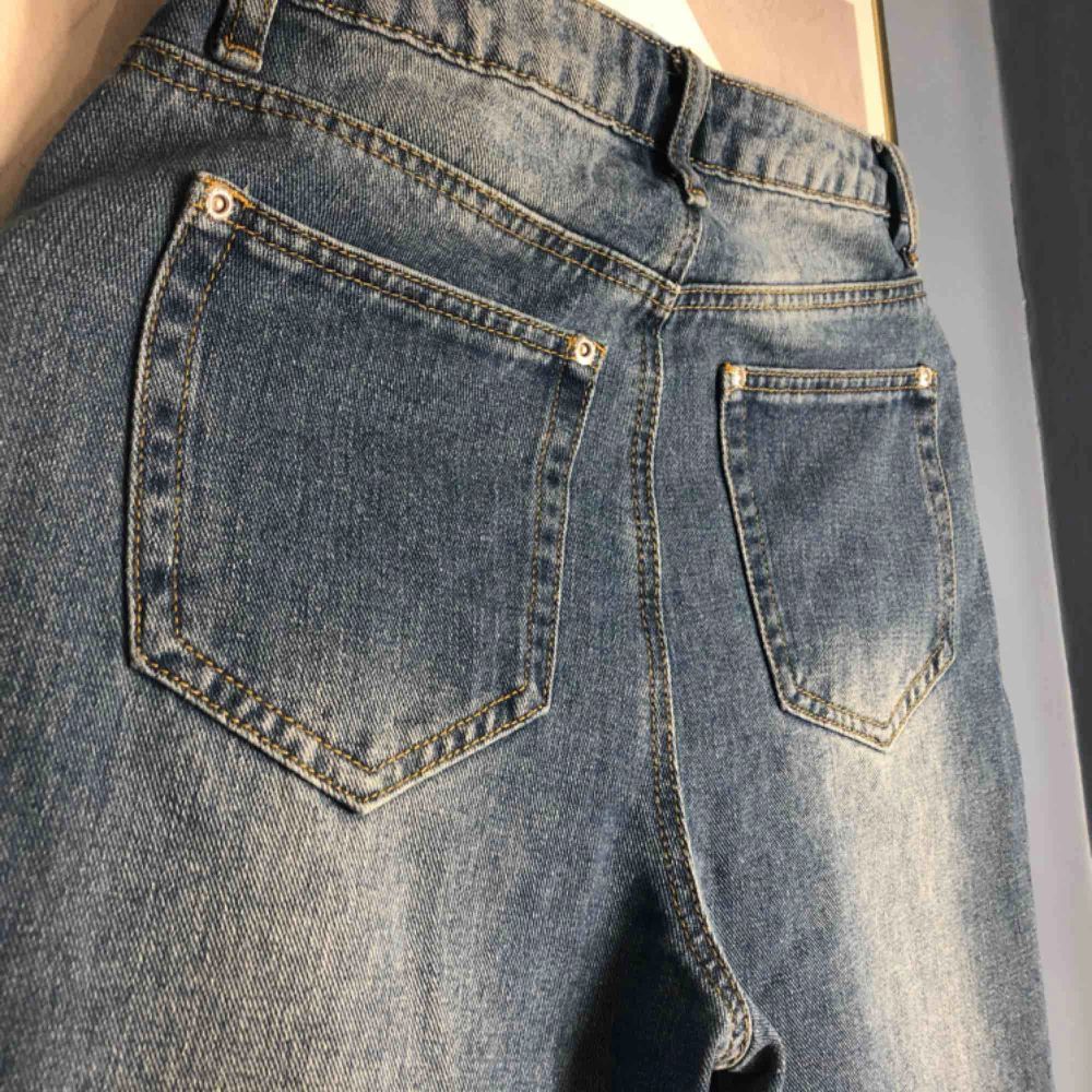 Helt nya högmidjade mom jeans från Boohoo. Storlek 38 som jag vanligtvis har på jeans men dessa är väldigt små på mig så skulle säga att det mer är en  36 Köparen står för frakten . Jeans & Byxor.