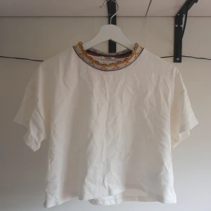  - Croppad tshirt från pull&bear med fina detaljer vid halsen. Har tyvärr inte kommit till användning så är nästintill oanvänd. 
