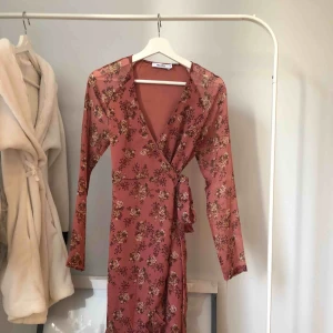 Somrig klänning  - Världens finaste klänning från NA-KD i storlek 32. Säljer på grund av att den är alldeles för stor för mig och hann inte lämna tillbaka. Ordinarie pris låg strax under 500kr🦋möts upp i Stockholm 