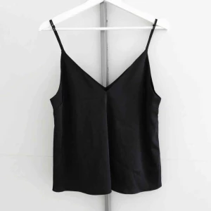  - Nytt linne med prislapp kvar från BikBok. Storlek M.