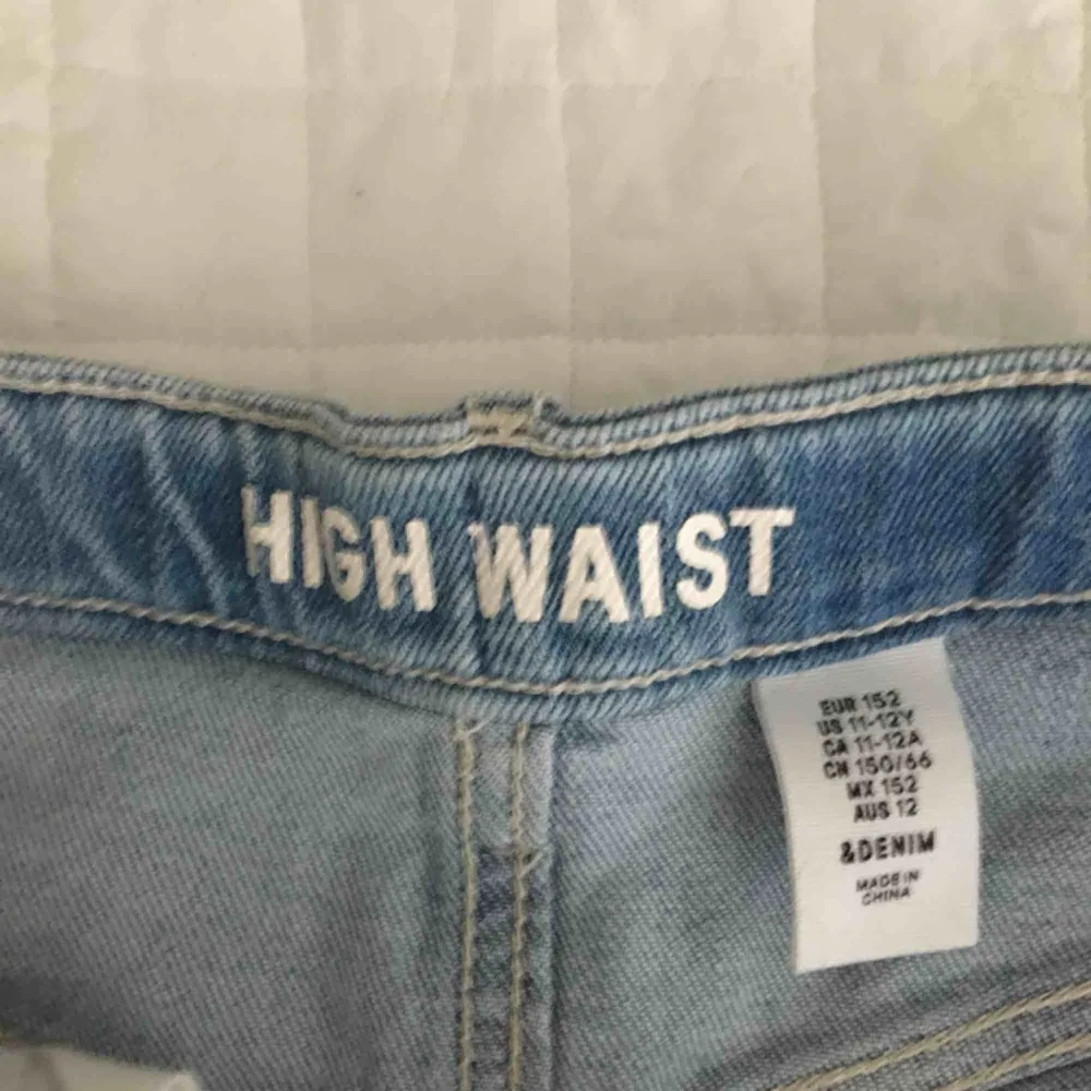 högmidjade (men de passar som medium-midjade) shorts från h&m :) pris kan diskuteras. Jeans & Byxor.