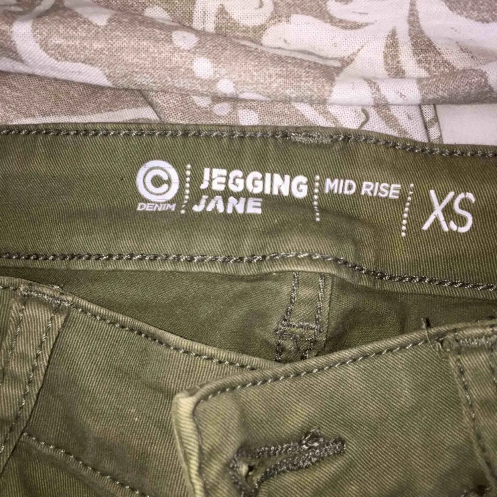 Gröna jeans från Cubus, storlek XS. 💚 Finns ett hål under ett av ”skärphållaren” men den sitter fortfarande fast och fungerar. Hålet går att laga. Annars är de felfria.. Jeans & Byxor.