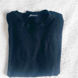  - Ribbstickad svart långärmad croptop! Supermjuk så som alla brandys kläder är! Säljer för att jag inte har något bra att para ihop den med :)