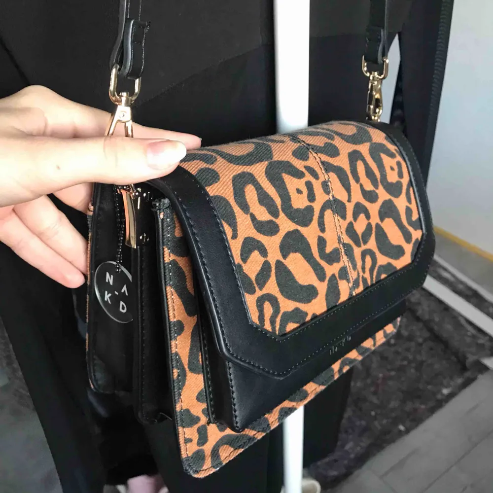 Superfin leopard mönstrad axelärmväska från NAKD, aldrig använt så säljer den, finns inte att köpa längre.  Kan fraktas om du betalar frakt, skickas i samma ”väskpåse” som jag fick den i (se bild 3). Fråga ifall du har frågor😊💕. Väskor.