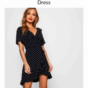  - Oanvänd klänning från boohoo. Storlek 38 mer än 36. Säljer för att de är för liten annars jätte fin klänning.