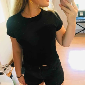  - Svart croppad tisha från Lager157 ✨ fin passform och lite ribbad i tyget !