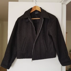  - Jacka köpt second hand. Lite kort i modellen. Kan mötas i Uppsala, eller så står köparen för frakt. 🌸